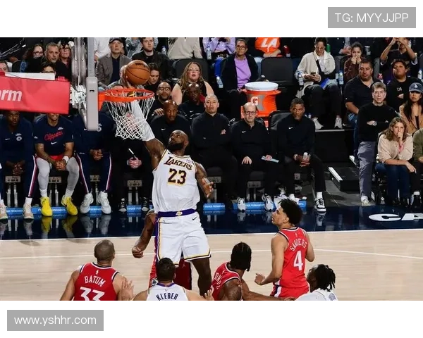 NBA赛季焦点：詹姆斯新纪录震撼全联盟 伤病潮席卷多队 季后赛前景暗淡